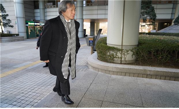 15일 정기석 국민건강보험공단 이사장이 서울고등법원에서 열리는 담배소송 항소심 제11차 변론에 참석하기 위해 이동하고 있다. <건보공단 제공>